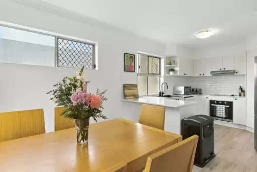 7/29 Crown Street, Holland Park West Leased by Aurora Property