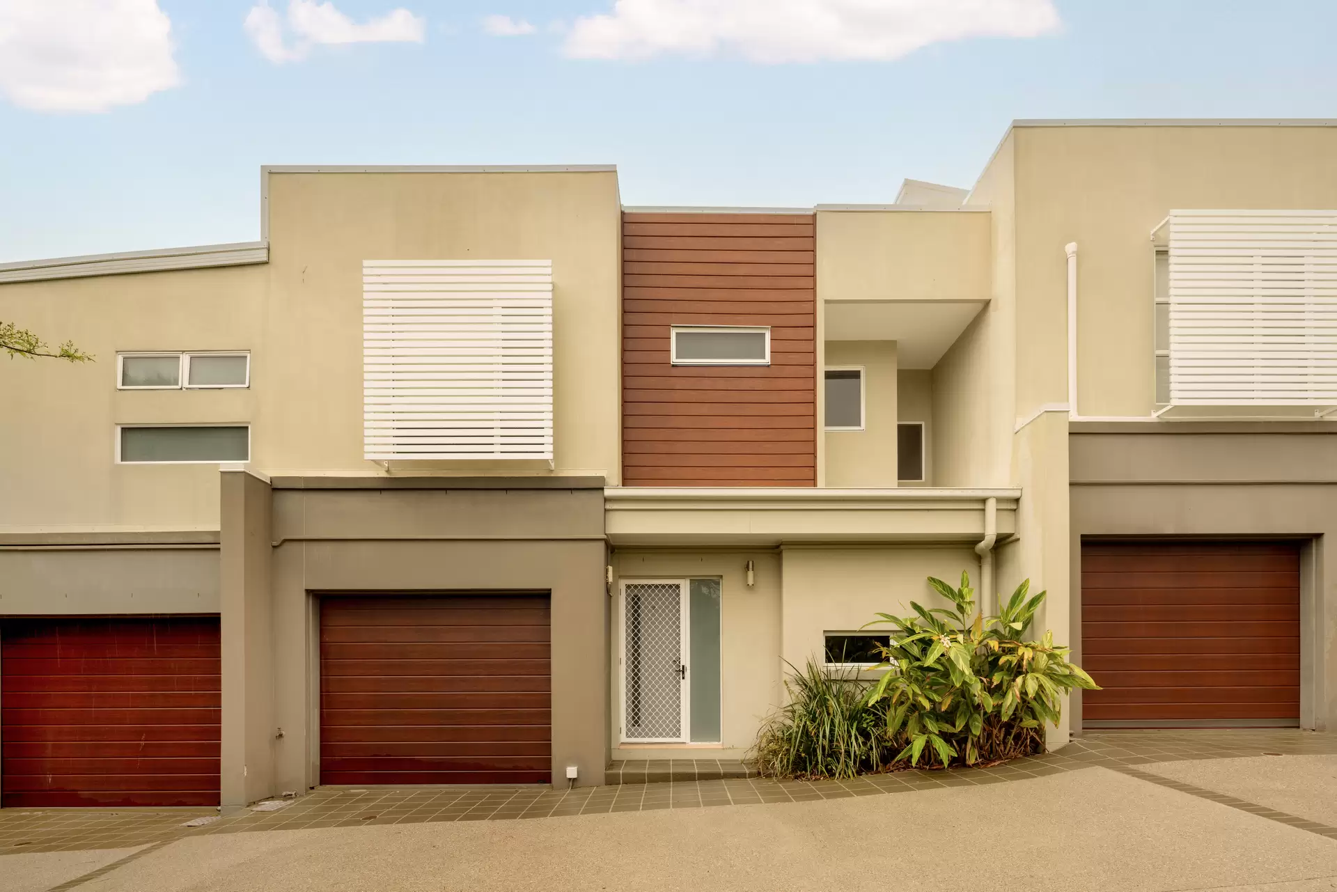 2/16 Ormuz Street, Carina Heights Sold by Aurora Property - image 1