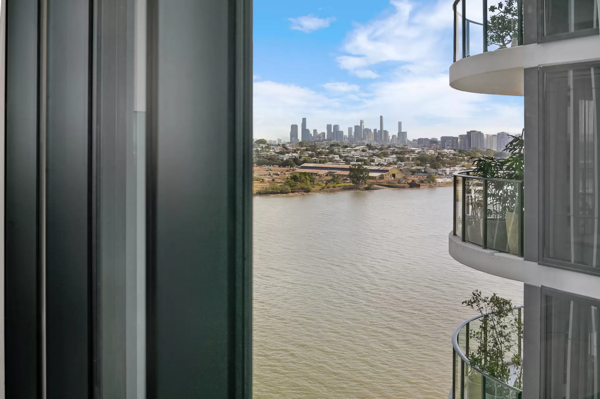 21001/7 Wharf Street, Hamilton Sold by Aurora Property - image 1