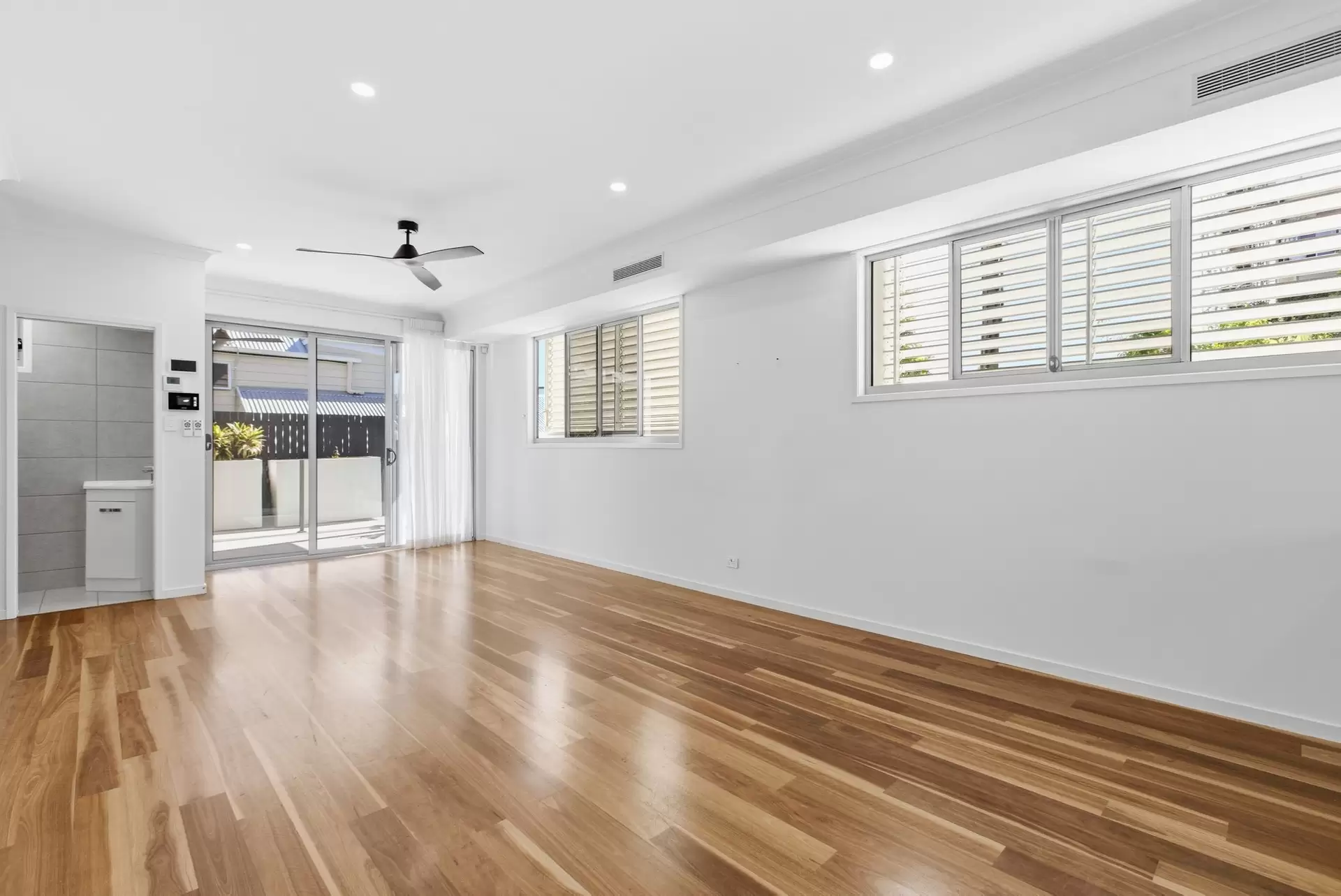 1/98 Mclennan Street, Wooloowin Leased by Aurora Property - image 1