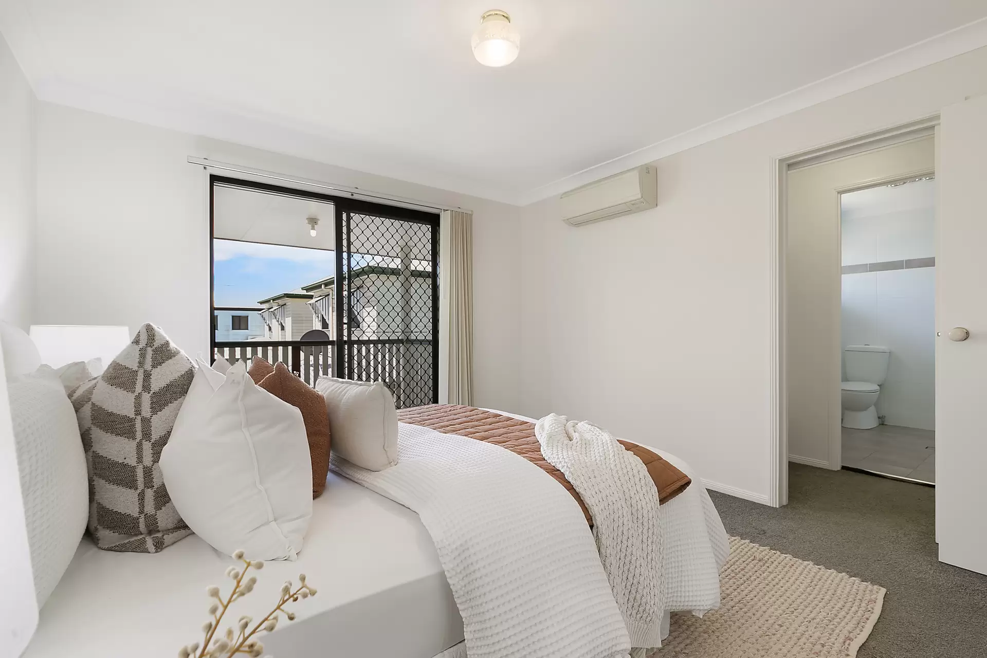 2/32 Beverley Street, Morningside Sold by Aurora Property - image 1