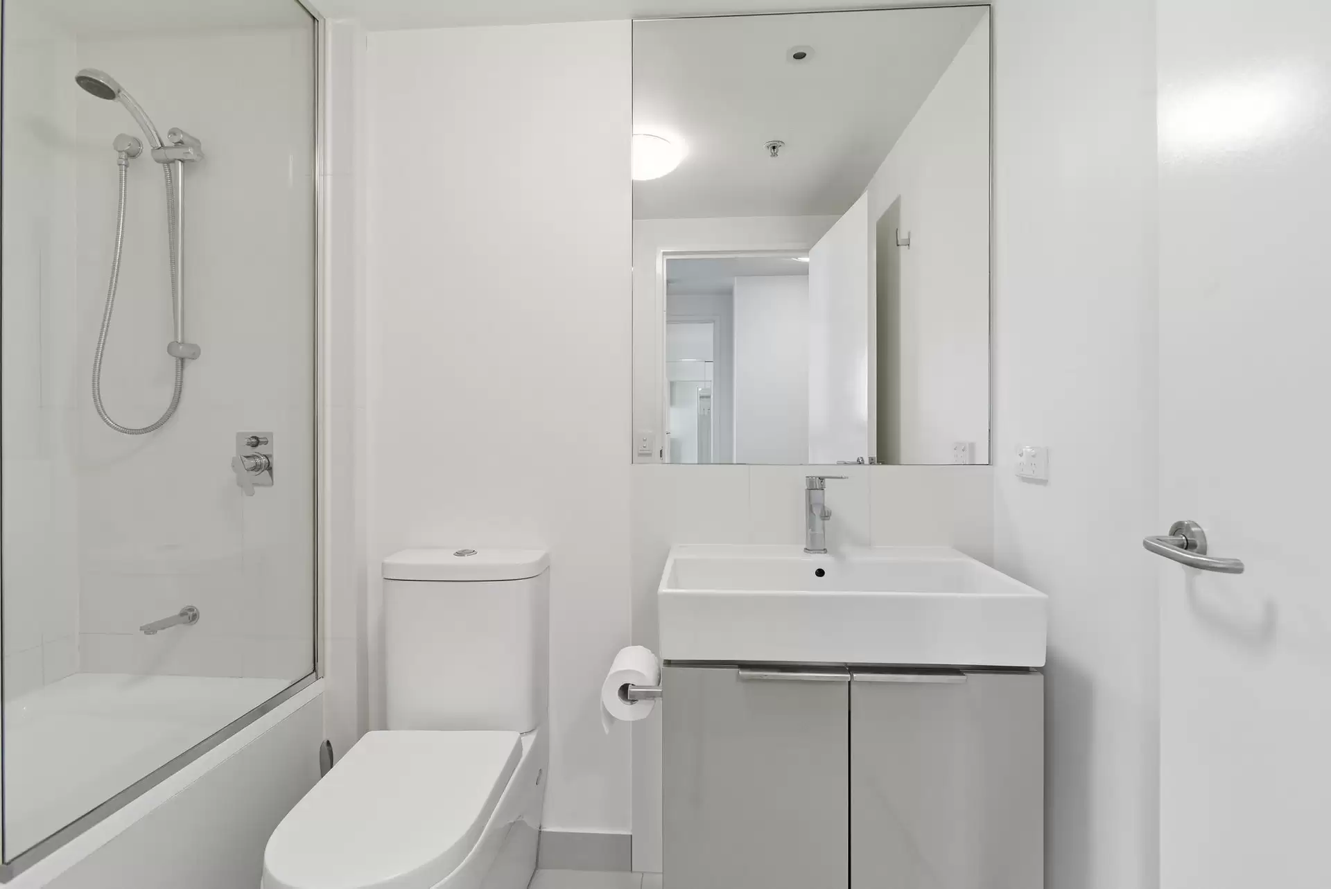 30507/2 Harbour Road, Hamilton Leased by Aurora Property - image 1