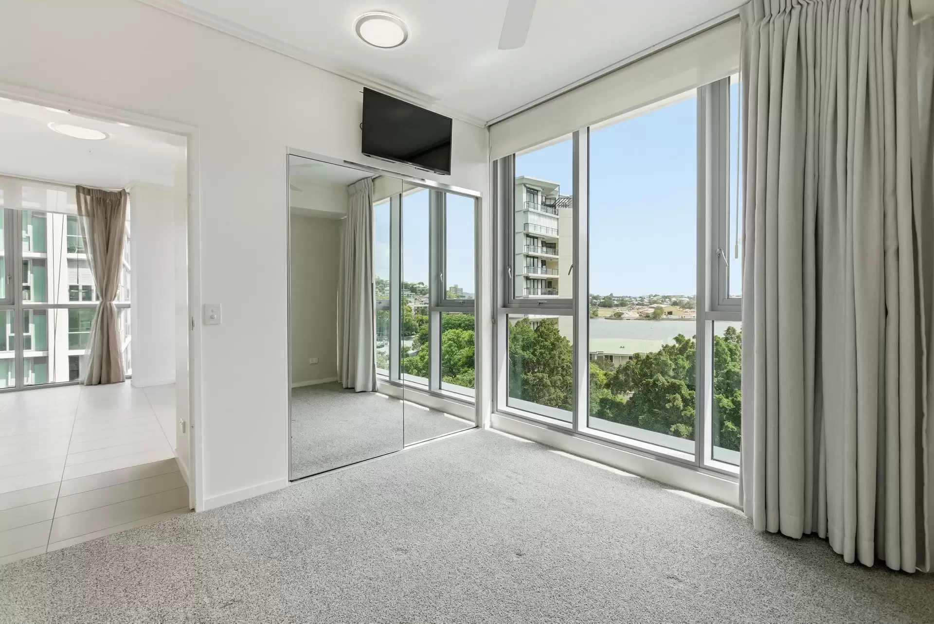 30507/2 Harbour Road, Hamilton Leased by Aurora Property - image 1
