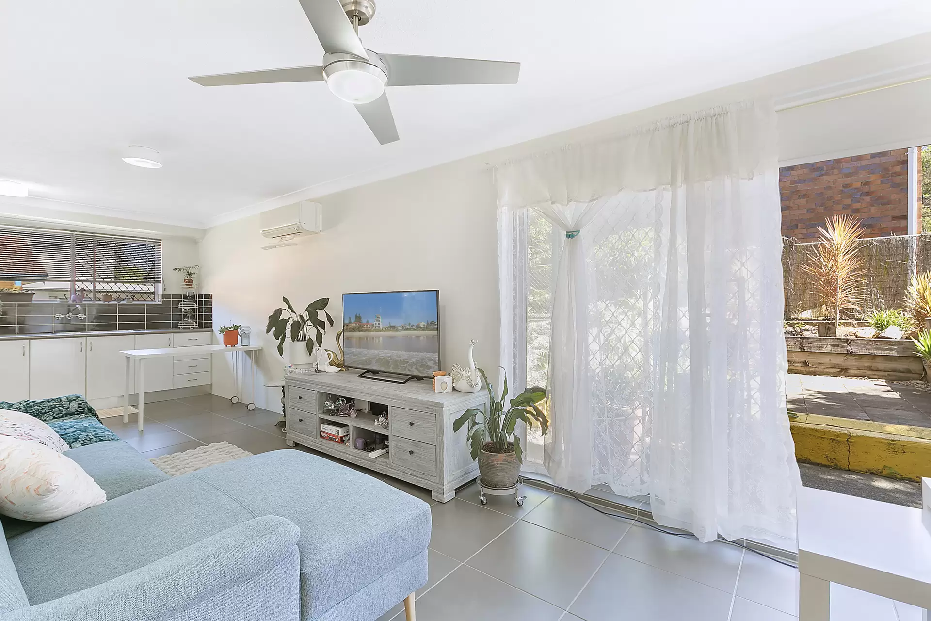 2/51 Leicester Street, Coorparoo Sold by Aurora Property - image 1
