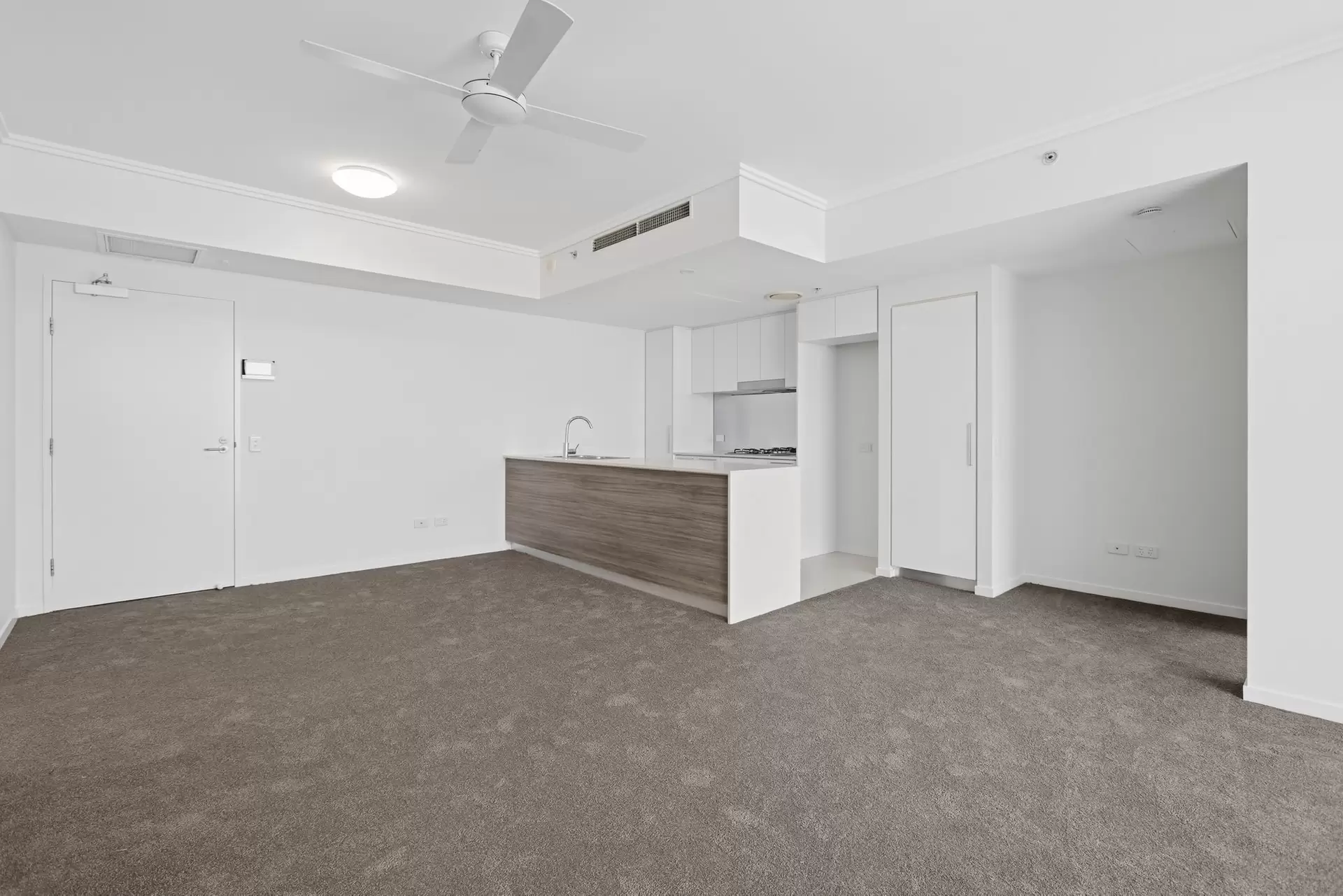 11611/8 Harbour Road, Hamilton Leased by Aurora Property - image 1