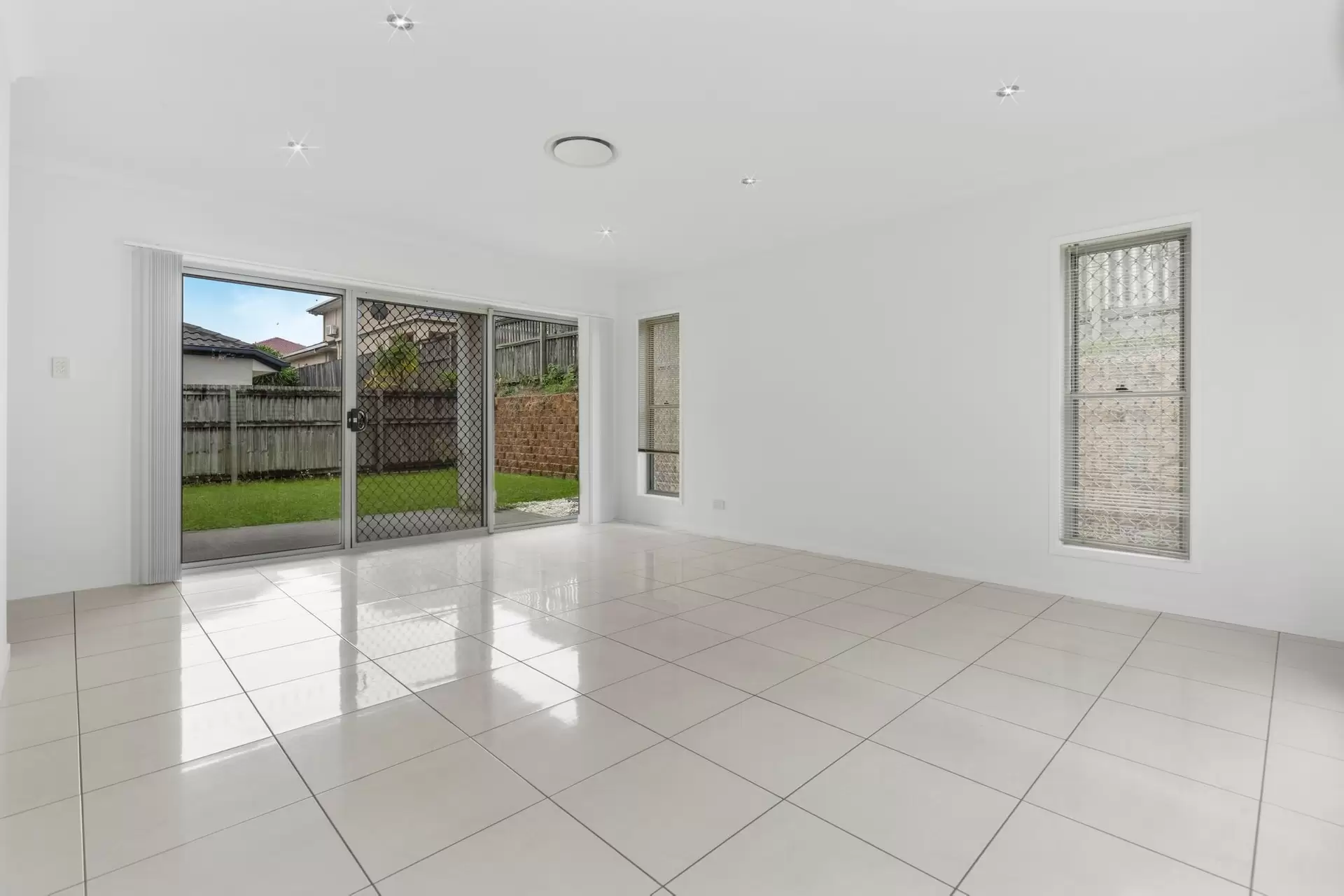 17 Ellendale Circuit, Eight Mile Plains Sold by Aurora Property - image 1