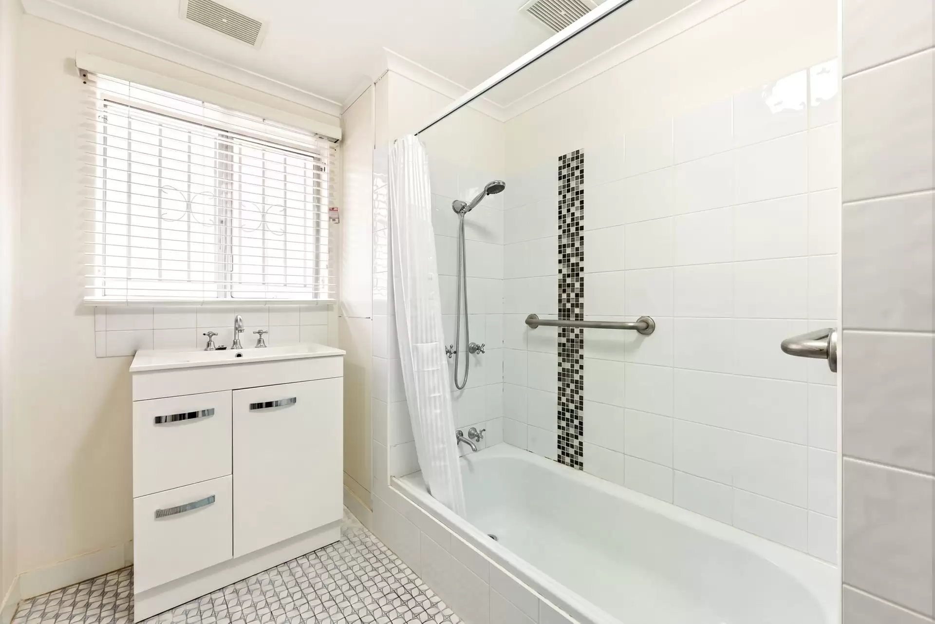 2/296 Cavendish Road, Coorparoo For Sale by Aurora Property - image 1