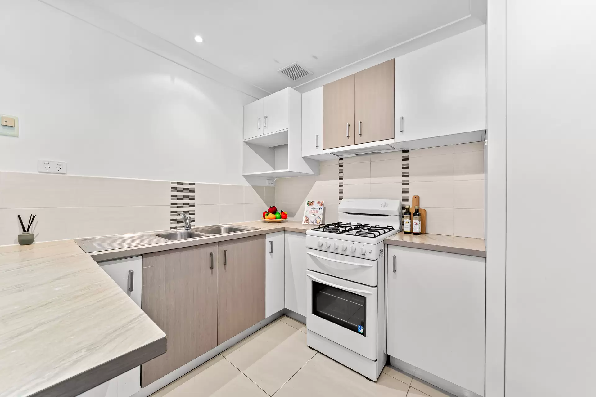 23/18 Magellan Road, Springwood Sold by Aurora Property - image 1