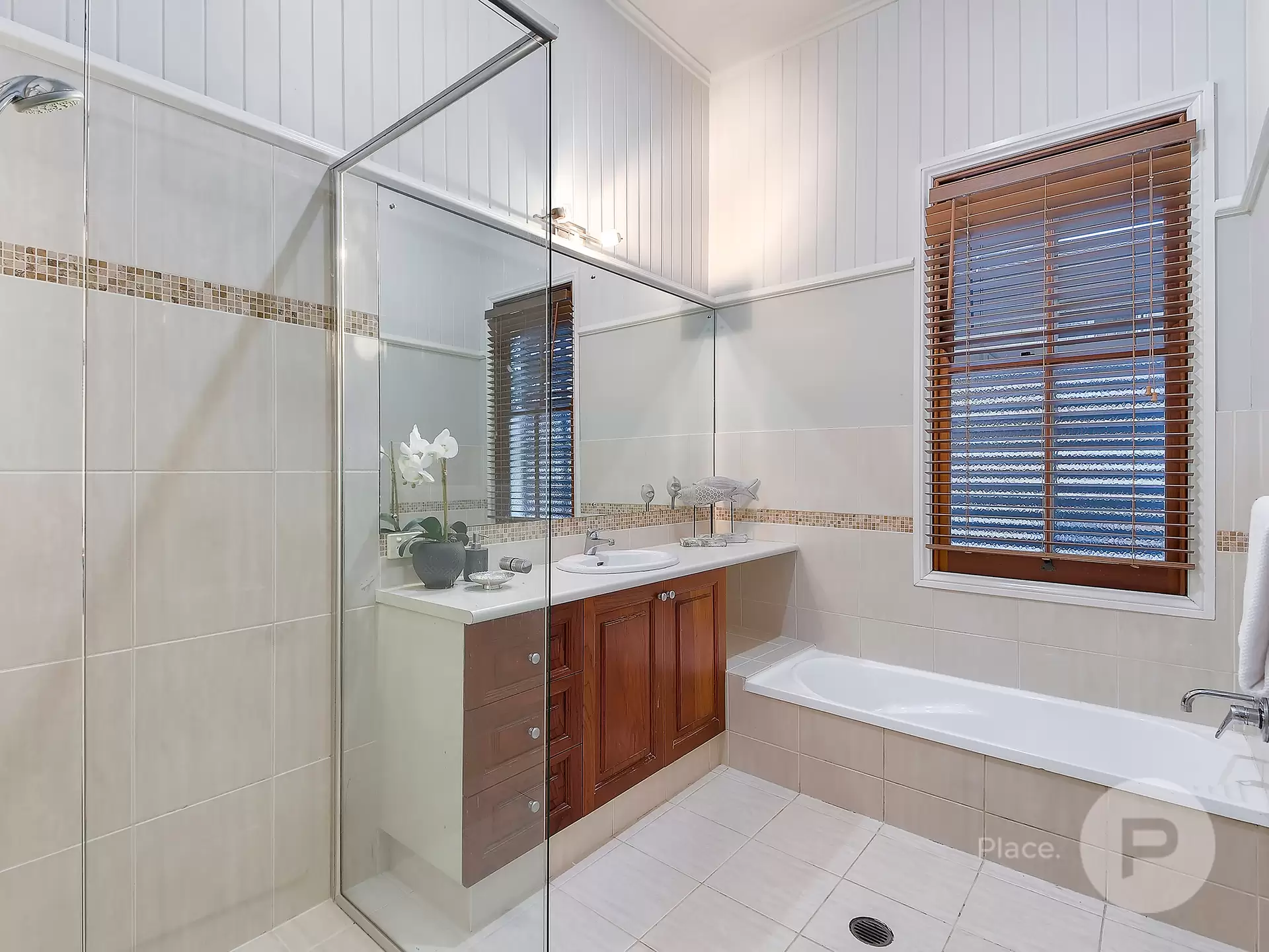 11a Latrobe Street, East Brisbane Sold by Aurora Property - image 1