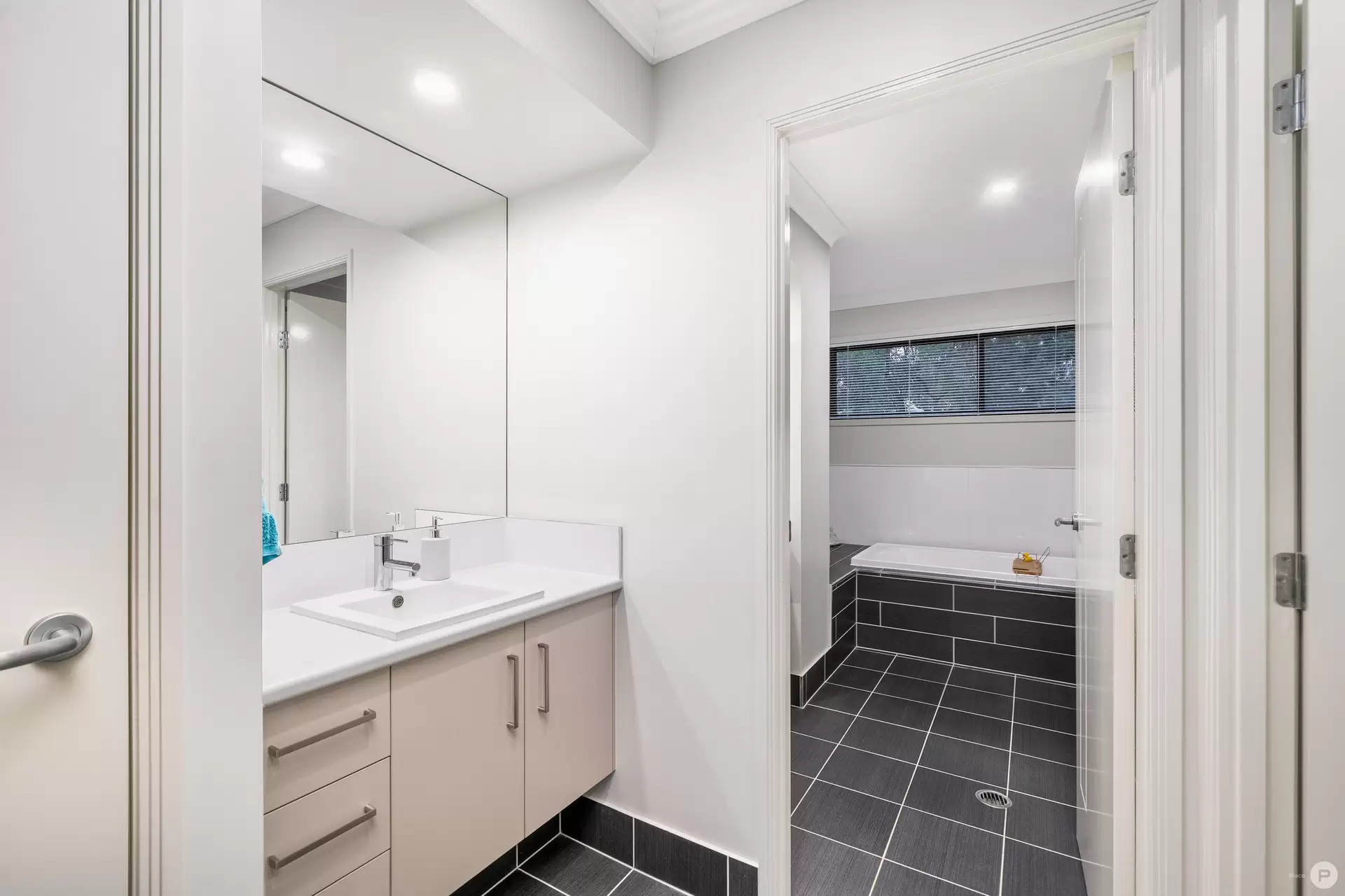 70 Gordon Circuit, Seventeen Mile Rocks Sold by Aurora Property - image 1