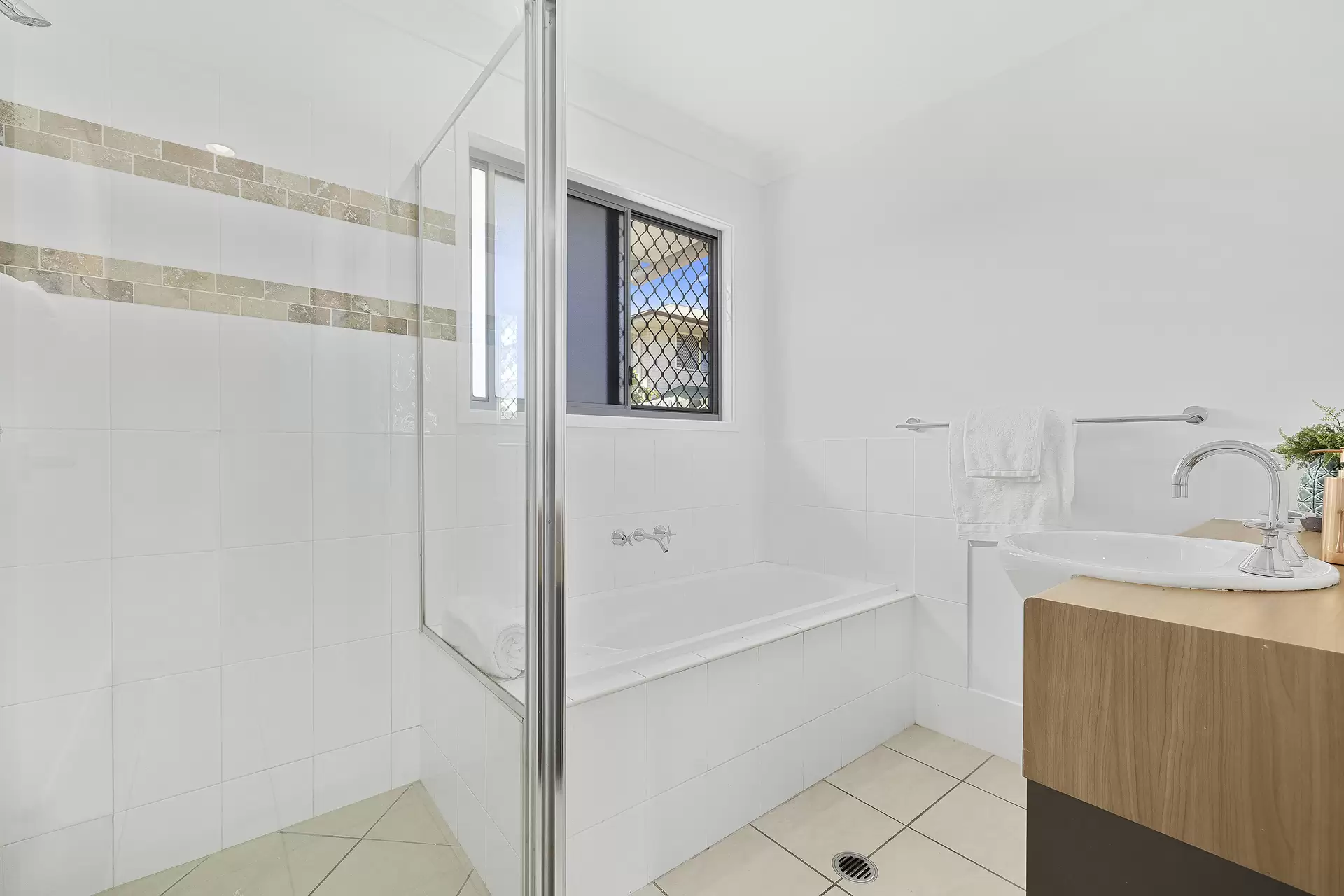 1/23 Grays Road, Gaythorne Sold by Aurora Property - image 1