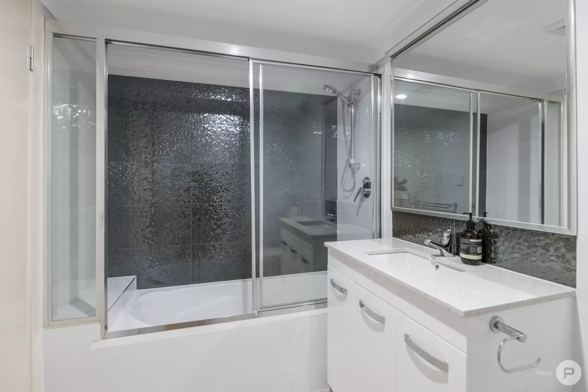 8/17 Norman Street, Wooloowin Sold by Aurora Property - image 1